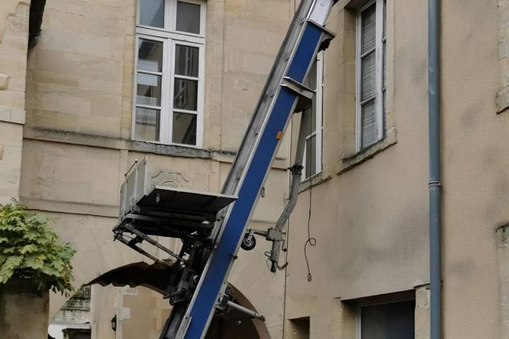 Nous disposons de monte-meubles pour assurer les déménagements.